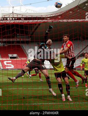 SUNDERLAND, ROYAUME-UNI. 9 MAI Jonathan Mitchell, de Northampton Town, poinçons le ballon au-dessus de la barre sous la pression de Charlie Wyke de Sunderland lors du match Sky Bet League 1 entre Sunderland et Northampton Town au stade de Light, Sunderland, le dimanche 9 mai 2021. (Credit: Mark Fletcher | MI News) Credit: MI News & Sport /Alay Live News Banque D'Images