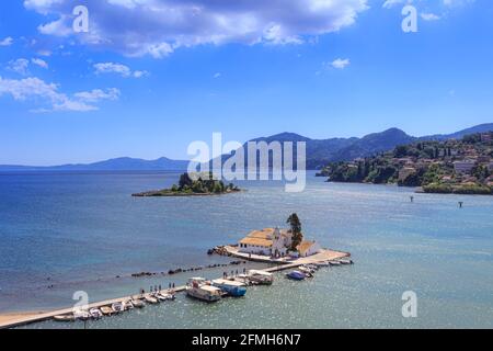 L'île de la souris et le monastère de Vlacherna sur la péninsule de Kanoni à Corfù, Kerkyra en Grèce. Banque D'Images