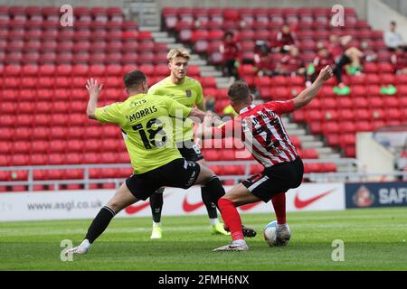 SUNDERLAND, ROYAUME-UNI. 9 MAI Jack Diamond de Sunderland en action avec Bryn Morris lors du match Sky Bet League 1 entre Sunderland et Northampton Town au Stade de Light, Sunderland, dimanche 9 mai 2021. (Credit: Mark Fletcher | MI News) Credit: MI News & Sport /Alay Live News Banque D'Images