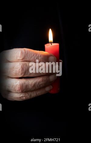 gros plan des femmes plus âgées main tenant une bougie allumée Banque D'Images