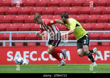 SUNDERLAND, ROYAUME-UNI. 9 MAI Jack Diamond de Sunderland en action avec Michael Harriman de Northampton Town lors du match Sky Bet League 1 entre Sunderland et Northampton Town au Stade de Light, Sunderland, dimanche 9 mai 2021. (Credit: Mark Fletcher | MI News) Credit: MI News & Sport /Alay Live News Banque D'Images