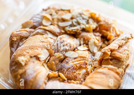 Gros plan de l'emballage ouvert de la pâte à strudel aux noix de kringle aux amandes danoises avec texture macro sur la croûte dorée du dessert cuit et le remplissage Banque D'Images