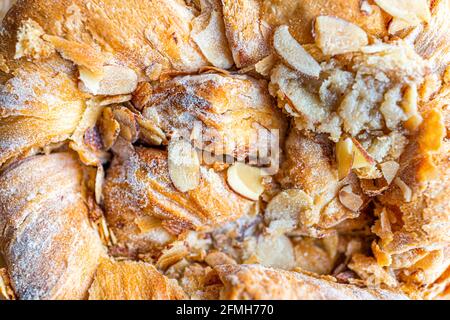 Vue en gros plan du dessus plat de l'écrou borgne d'amande danois texture macro de la pâte strudel sur la croûte dorée du dessert cuit et remplissage Banque D'Images