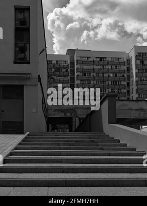 Quartier résidentiel à Praga - Poludnie - quartier de Varsovie, photo noir et blanc, grand bloc d'appartements Banque D'Images