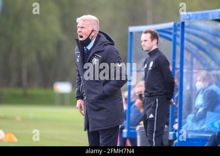 Milngavie, Royaume-Uni. 09e mai 2021. Le directeur de l'équipe féminine de Rangers, Malky Thomson, criait ses instructions à ses côtés pendant la Scottish Building Society Scottish Women's Premier League 1 Fixture Rangers FC vs Glasgow City, Rangers Training Complex, Milngavie, East Dunbartonshire. 09/05/2021 | Credit: Colin Poultney/Alay Live News Banque D'Images