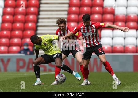 SUNDERLAND, ROYAUME-UNI. 9 MAI Mark Marshall, de Northampton Town, combat avec Jordan Jones de Sunderland lors du match Sky Bet League 1 entre Sunderland et Northampton Town au stade de Light, Sunderland, le dimanche 9 mai 2021. (Credit: Mark Fletcher | MI News) Credit: MI News & Sport /Alay Live News Banque D'Images