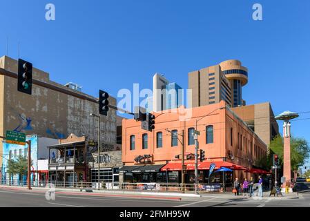 Phoenix, AZ, États-Unis - 21 février 2016 : coin du 2e et de l'E Washington avec Majerle's Sports Grill, Downtown Pizza avec Chase et le Hyatt Regency Hot Banque D'Images