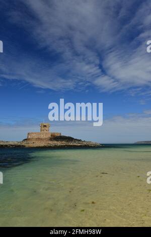 St Ouen's Bay, Jersey, R.-U. la côte au printemps avec l'île militaire du 19e siècle la tour Rocco. Banque D'Images