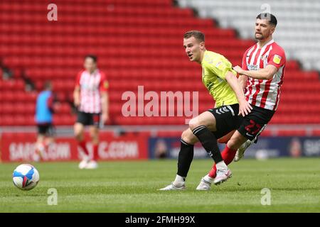 SUNDERLAND, ROYAUME-UNI. 9 MAI Bryn Morris de Northampton Town en action avec Jordan Jones de Sunderland lors du match Sky Bet League 1 entre Sunderland et Northampton Town au stade de Light, Sunderland, le dimanche 9 mai 2021. (Credit: Mark Fletcher | MI News) Credit: MI News & Sport /Alay Live News Banque D'Images