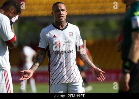 Benevento, Italie. 09e mai 2021. Radja Nainggolan (Cagliari) réagit pendant la série UN match entre Benevento Calcio et Cagliari Calcio au Stadio Comunale Ciro Vigorito à Benevento (photo de Giuseppe Fama/Pacific Press) Credit: Pacific Press Media production Corp./Alay Live News Banque D'Images