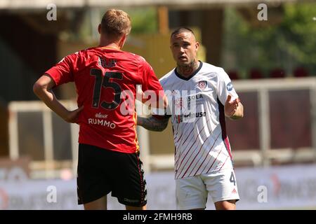 Benevento, Italie. 09e mai 2021. Radja Nainggolan (Cagliari) réagit pendant la série UN match entre Benevento Calcio et Cagliari Calcio au Stadio Comunale Ciro Vigorito à Benevento (photo de Giuseppe Fama/Pacific Press) Credit: Pacific Press Media production Corp./Alay Live News Banque D'Images