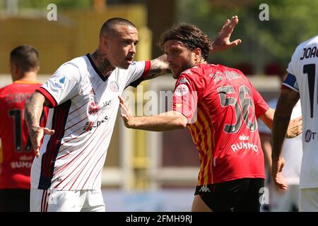 Benevento, Italie. 09e mai 2021. Radja Nainggolan (Cagliari) réagit pendant la série UN match entre Benevento Calcio et Cagliari Calcio au Stadio Comunale Ciro Vigorito à Benevento (photo de Giuseppe Fama/Pacific Press) Credit: Pacific Press Media production Corp./Alay Live News Banque D'Images