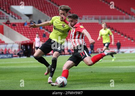 SUNDERLAND, ROYAUME-UNI. 9 MAI Lynden Gooch de Sunderland en action avec Fraser Horsfall de Northampton Town pendant le match de la Sky Bet League 1 entre Sunderland et Northampton Town au Stade de Light, Sunderland, le dimanche 9 mai 2021. (Credit: Mark Fletcher | MI News) Credit: MI News & Sport /Alay Live News Banque D'Images