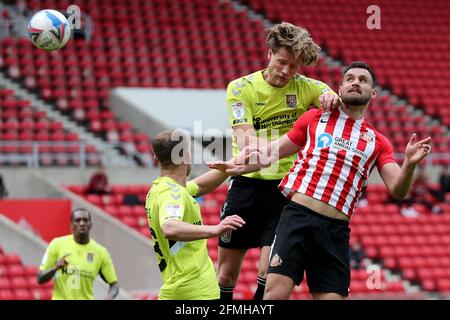 SUNDERLAND, ROYAUME-UNI. LE 9 MAI Bailey Wright de Sunderland conteste un cueilleur avec Fraser Horsfall de Northampton Town lors du match Sky Bet League 1 entre Sunderland et Northampton Town au stade de Light, Sunderland, le dimanche 9 mai 2021. (Credit: Mark Fletcher | MI News) Credit: MI News & Sport /Alay Live News Banque D'Images