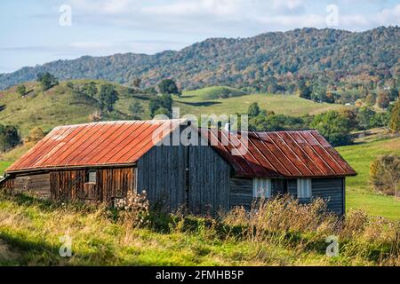 Campagne rurale petite maison de campagne en bord de route maison de ferme bâtiment sur la ferme par collines à l'automne forêt montagnes paysage pastoral dans Monterey et Banque D'Images