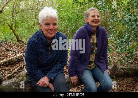 Aylesbury Vale, Buckinghamshire, Royaume-Uni. 9 mai 2021. Une accolade à Jones Hill Wood a eu lieu aujourd'hui au camp de protestation HS2. Des poèmes et des histoires ont été lus pendant que la bouilloire a sifflé sur le feu du camp. Tragiquement HS2 bombarde une grande partie du très aimé Jones Hill Wood qui aurait inspiré l'auteur local Roald Dahl à écrire le roman populaire pour enfants, le fantastique M. Fox. Le train à grande vitesse 2 de Londres à Birmingham sculpte une énorme cicatrice à travers les Chilterns. Crédit : Maureen McLean/Alay Live News Banque D'Images