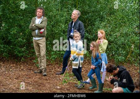 Aylesbury Vale, Buckinghamshire, Royaume-Uni. 9 mai 2021. Une accolade à Jones Hill Wood a eu lieu aujourd'hui au camp de protestation HS2. Des poèmes et des histoires ont été lus pendant que la bouilloire a sifflé sur le feu du camp. Tragiquement HS2 bombarde une grande partie du très aimé Jones Hill Wood qui aurait inspiré l'auteur local Roald Dahl à écrire le roman populaire pour enfants, le fantastique M. Fox. Le train à grande vitesse 2 de Londres à Birmingham sculpte une énorme cicatrice à travers les Chilterns. Crédit : Maureen McLean/Alay Banque D'Images