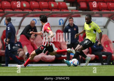 SUNDERLAND, ROYAUME-UNI. 9 MAI Mark Marshall de Northampton Town en action avec Luke O'Nien de Sunderland pendant le match de la Sky Bet League 1 entre Sunderland et Northampton Town au Stade de Light, Sunderland, le dimanche 9 mai 2021. (Credit: Mark Fletcher | MI News) Credit: MI News & Sport /Alay Live News Banque D'Images