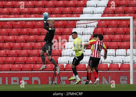 SUNDERLAND, ROYAUME-UNI. 9 MAI Jonathan Mitchell, de Northampton Town, réclame une croix lors du match Sky Bet League 1 entre Sunderland et Northampton Town au stade de Light, Sunderland, le dimanche 9 mai 2021. (Credit: Mark Fletcher | MI News) Credit: MI News & Sport /Alay Live News Banque D'Images