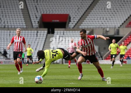 SUNDERLAND, ROYAUME-UNI. 9 MAI Bailey Wright de Sunderland en action avec Caleb Chukwuemeka de Northampton Town pendant le match Sky Bet League 1 entre Sunderland et Northampton Town au Stade de Light, Sunderland, le dimanche 9 mai 2021. (Credit: Mark Fletcher | MI News) Credit: MI News & Sport /Alay Live News Banque D'Images