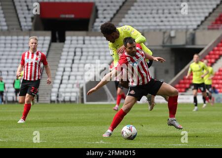 SUNDERLAND, ROYAUME-UNI. 9 MAI Bailey Wright de Sunderland en action avec Caleb Chukwuemeka de Northampton Town pendant le match Sky Bet League 1 entre Sunderland et Northampton Town au Stade de Light, Sunderland, le dimanche 9 mai 2021. (Credit: Mark Fletcher | MI News) Credit: MI News & Sport /Alay Live News Banque D'Images