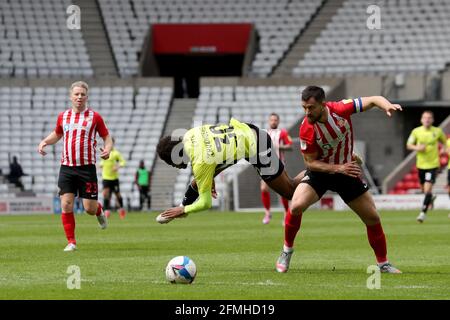 SUNDERLAND, ROYAUME-UNI. 9 MAI Bailey Wright de Sunderland en action avec Caleb Chukwuemeka de Northampton Town pendant le match Sky Bet League 1 entre Sunderland et Northampton Town au Stade de Light, Sunderland, le dimanche 9 mai 2021. (Credit: Mark Fletcher | MI News) Credit: MI News & Sport /Alay Live News Banque D'Images