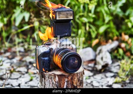 Pendant le feu de forêt, la caméra des touristes dans la ville de tente est brûlée. Banque D'Images