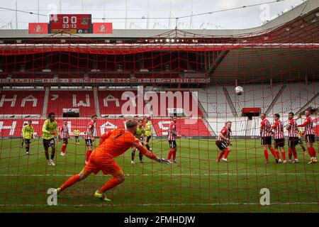 SUNDERLAND, ROYAUME-UNI. 9 MAI Sam Hoskins de Northampton Town les met dans un 1-0 points de tête d'un coup de pied libre lors du match de la Ligue 1 de Sky Bet entre Sunderland et Northampton Town au Stade de lumière, Sunderland, le dimanche 9 mai 2021. (Credit: Mark Fletcher | MI News) Credit: MI News & Sport /Alay Live News Banque D'Images