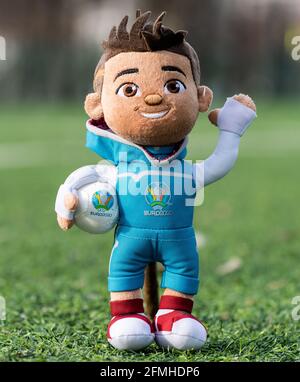 16 avril 2021 Moscou, Russie. Mascotte de jouet doux du Championnat d'Europe de football 2020 Skillzy sur l'herbe verte de la pelouse de la stadi de football Banque D'Images