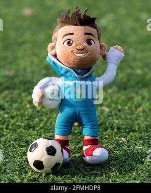 16 avril 2021 Moscou, Russie. Mascotte de jouet doux du Championnat d'Europe de football 2020 Skillzy sur l'herbe verte de la pelouse de la stadi de football Banque D'Images