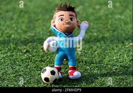 16 avril 2021 Moscou, Russie. Mascotte de jouet doux du Championnat d'Europe de football 2020 Skillzy sur l'herbe verte de la pelouse de la stadi de football Banque D'Images