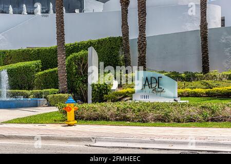 Sunny Isles Beach, États-Unis - 8 mai 2018 : immeuble de condominiums Jade à Miami, Floride avec panneau, fontaine et trottoir Banque D'Images