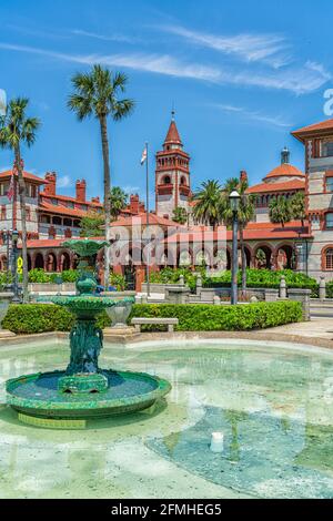 St. Augustine, États-Unis - 10 mai 2018 : vue verticale du Flagler College avec fontaine d'eau verte en Floride et statue célèbre d'architecture dans la ville historique Banque D'Images