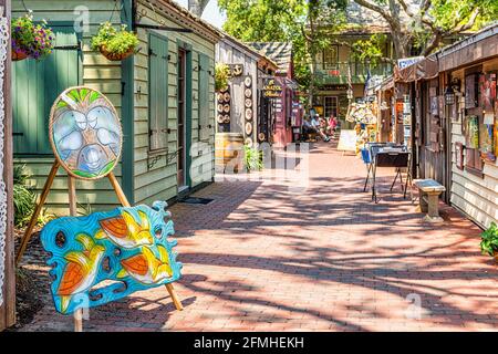 St. Augustine, États-Unis - 10 mai 2018: Rue Saint George avec des œuvres d'art le jour ensoleillé dans le centre-ville de la vieille ville de Floride dans l'allée d'art appelée Arcade of Prope Banque D'Images