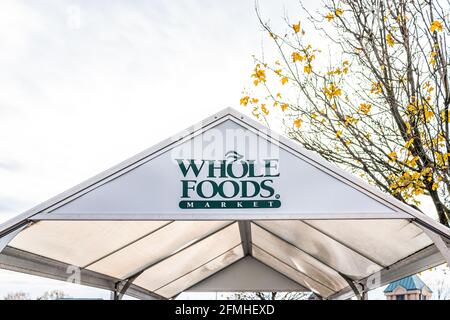 Reston, USA - 7 décembre 2020 : parking du magasin Whole Foods Market dans le comté de Fairfax avec panier dans le centre d'affaires Plaza America Banque D'Images