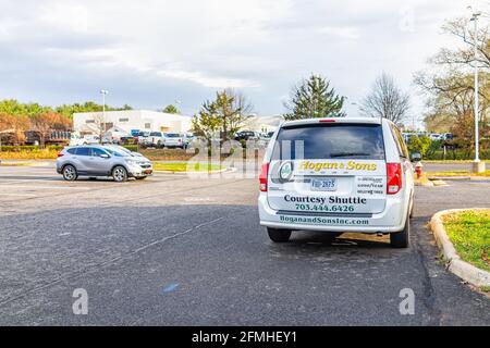 Sterling, États-Unis - 21 novembre 2020: Panneau d'entrée dans la ville de Virginie pour Hogan et chansons auto voiture réparation entreprise avec goodyear tire et ser Banque D'Images