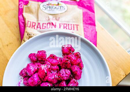 Herndon, États-Unis - 14 décembre 2020 : gros plan d'une assiette de fruits à la dragonfruit du dragon rose congelé avec emballage pour les pousses de fermiers marché labe privée Banque D'Images