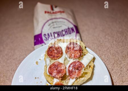 Herndon, États-Unis - 23 décembre 2020 : macro-gros plan de l'étiquette espagnole de salami de salchichon et pain grillé avec du beurre et des tranches de viande comme encas sur pla Banque D'Images