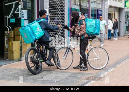 Société de livraison de nourriture Deliveroo partenaires à vélo pour livrer de la nourriture Banque D'Images