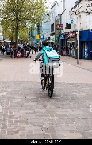 Société de livraison de nourriture Deliveroo partenaires à vélo ou scooter livrez de la nourriture Banque D'Images