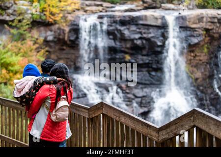 Davis, États-Unis - 5 octobre 2020: Blackwater Falls State Park célèbre chute d'eau en Virginie occidentale pendant l'automne saison avec les gens famille enfants tour Banque D'Images