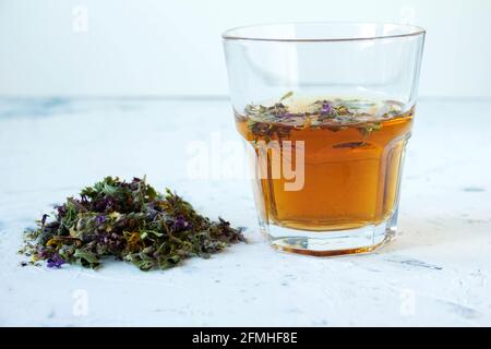 Tisane naturelle maison de prairie dans un verre sur fond blanc. Banque D'Images