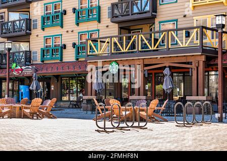 Raquettes, États-Unis - 6 octobre 2020 : magasin de jouets et d'accessoires de vêtements pour enfants de montagne et enseigne de café Starbucks dans la petite station de ski de Virginie-Occidentale Banque D'Images