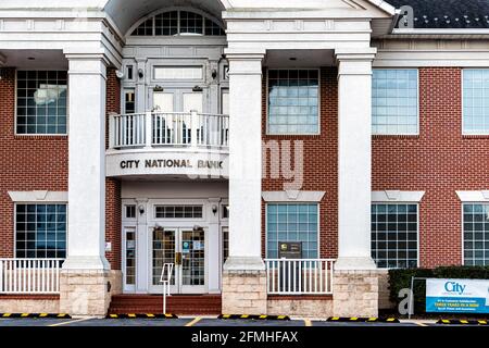 Marlinton, Etats-Unis - 7 octobre 2020 : branche communautaire régionale locale de la Banque nationale de la ville avec panneau d'entrée et colonnes dans la vieille ville de Virginie occidentale RU Banque D'Images