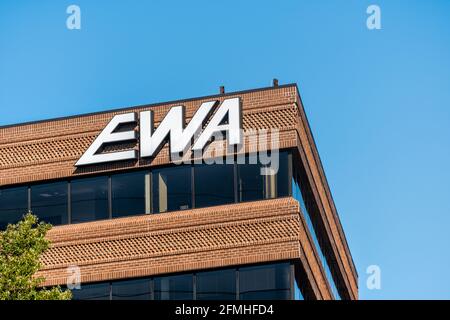 Herndon, États-Unis - 7 octobre 2020: EWA logo bâtiment signe dans le nord de la Virginie pour les affaires d'entreprise fournissant des services de téléphone Internet par câble Banque D'Images