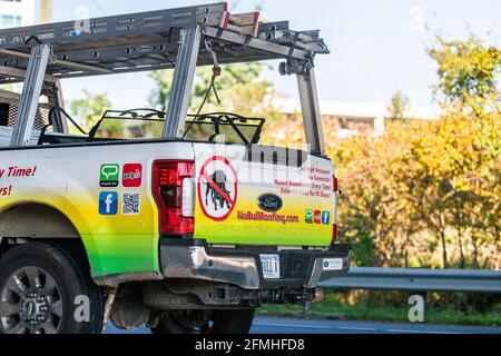 Herndon, États-Unis - 7 octobre 2020 : camion de ramassage pour les petites entreprises locales de couverture effectuant des travaux de réparation sur les bâtiments résidentiels de maison dans Northern Virgin Banque D'Images