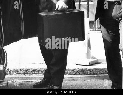 Margaret Thatcher signe de nouveau sa boîte arrive avec elle le matin de démission Banque D'Images