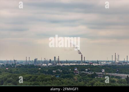 Bratislava. Slovaquie. Mai 2019. Bratislava industriel au printemps. Pôle de construction en Slovaquie. Production industrielle énorme à l'horizon. Banque D'Images