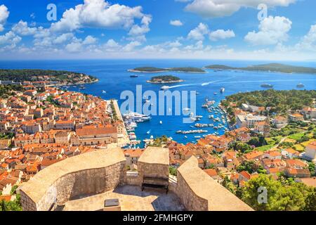 Paysage côtier d'été - vue de dessus du port de la ville et du port de plaisance de la ville de Hvar depuis la forteresse, sur l'île de Hvar Banque D'Images