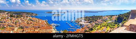 Paysage côtier d'été, panorama - vue de dessus de la ville de Hvar et le port de la ville avec marina, sur l'île de Hvar, la côte Adriatique de Croat Banque D'Images